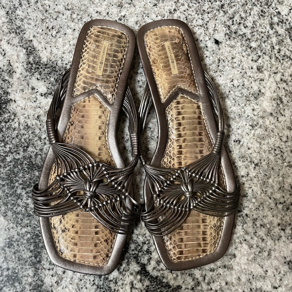 Max Studio Leather upper reptile metallic silver sandals sz 7